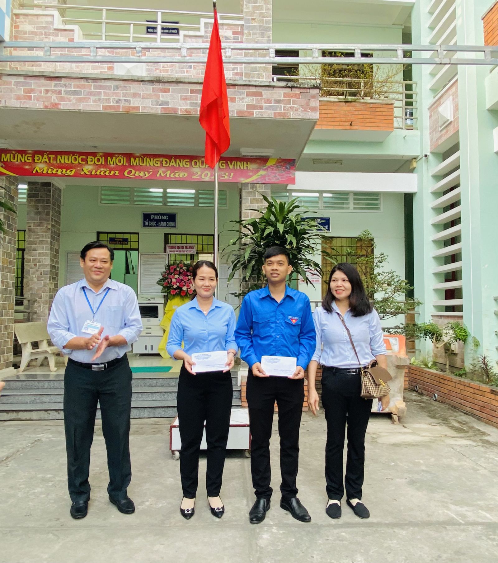 Ông Lê Minh Hải - PGĐ Trung tâm KSBT trao giải thưởng.